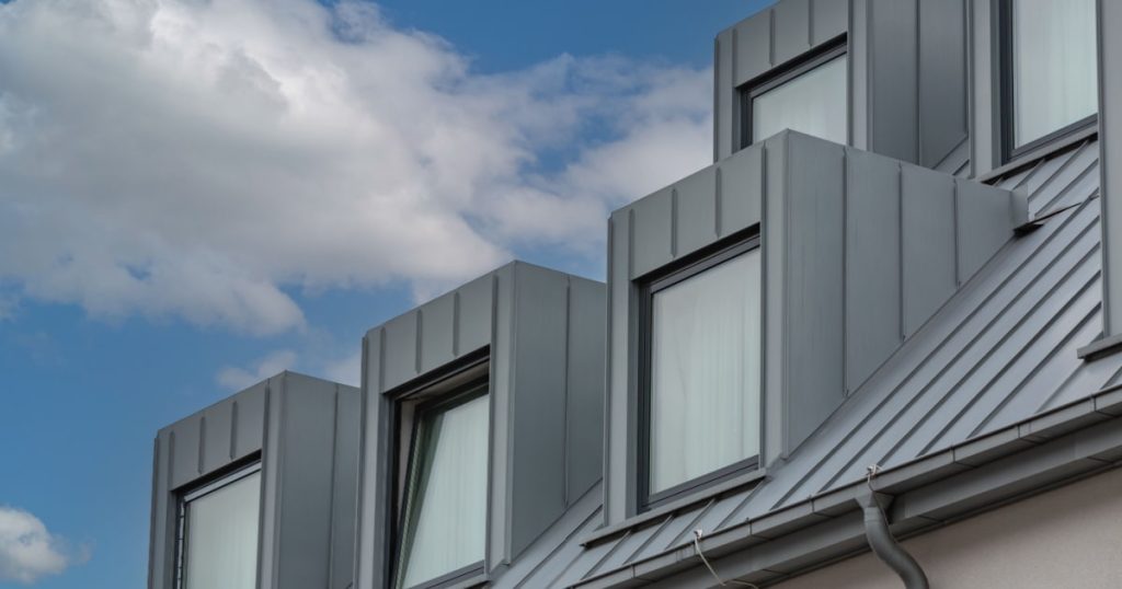 Grijs zinken dak met verschillende dakkapellen 