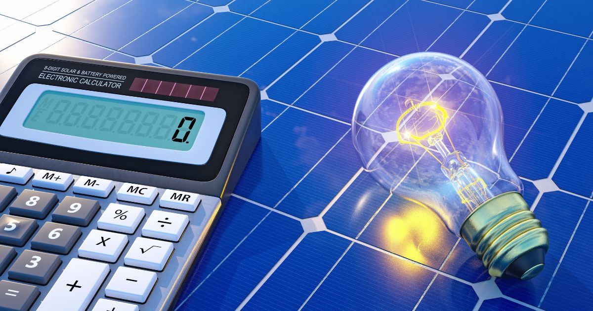 zonnepaneel met rekenmachine met een lamp op de zonnepaneel