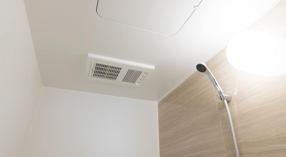 Afzuiging van de badkamer in het plafond.