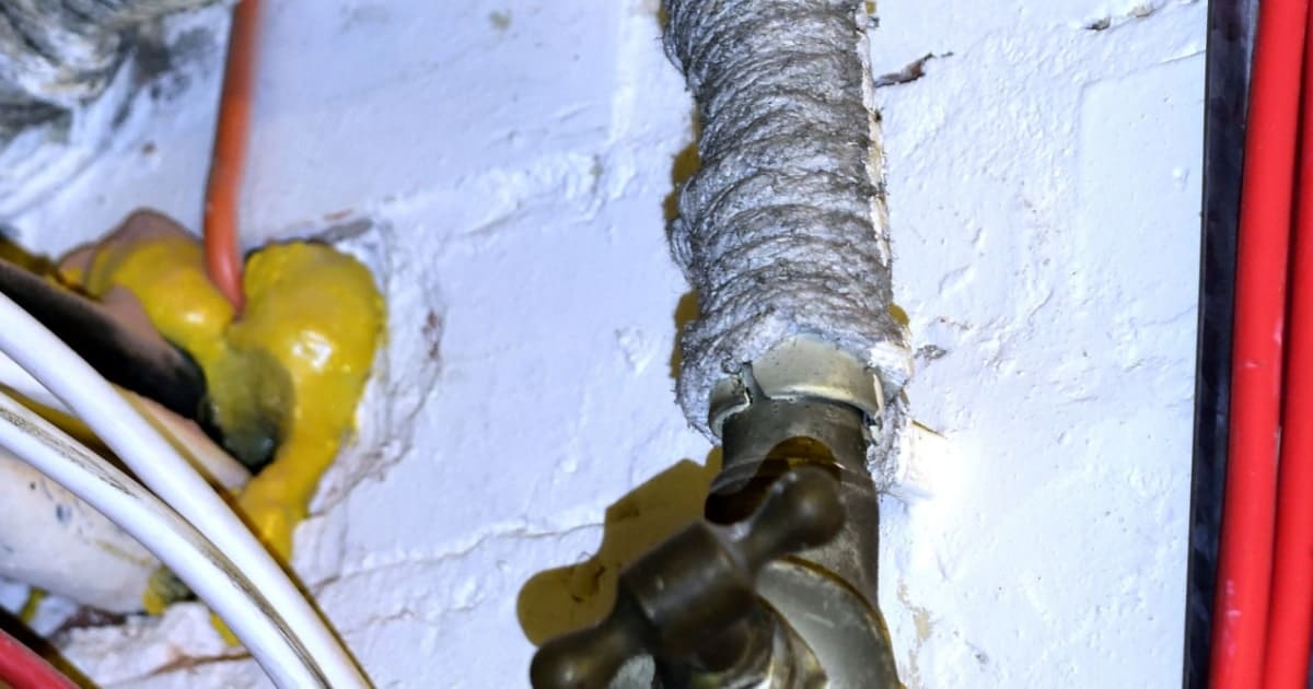 Asbestkoord isolatie om leiding