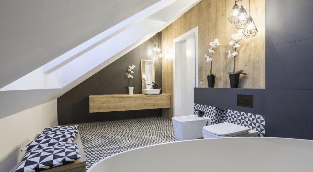 Badkamer met een schuin dak.