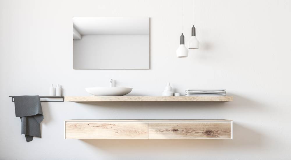 Houten badkamermeubels in een witte omgeving.