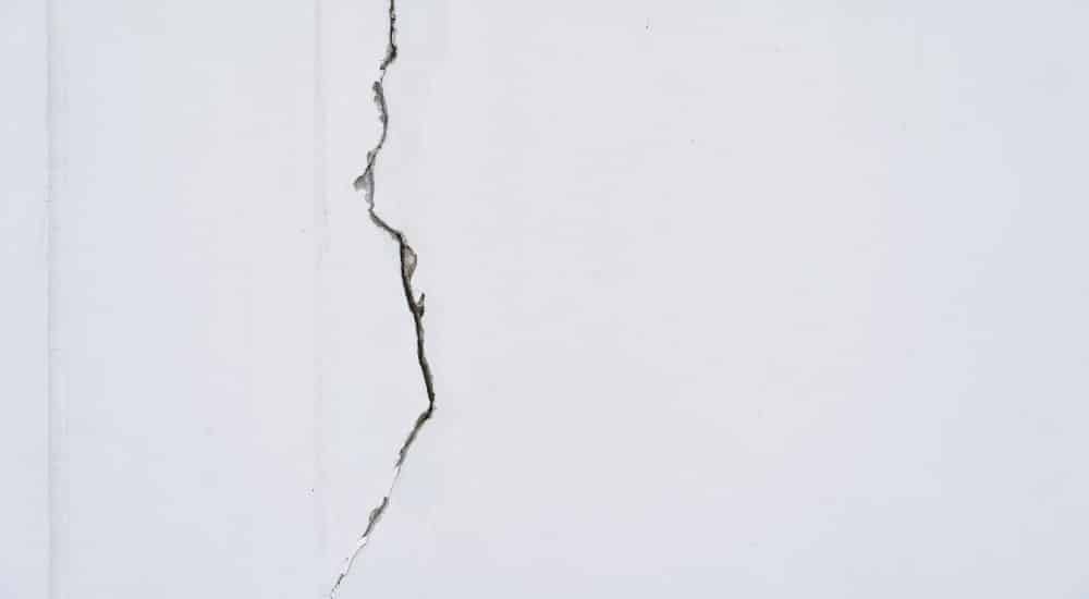 scheuren en barsten in het pleisterwerk