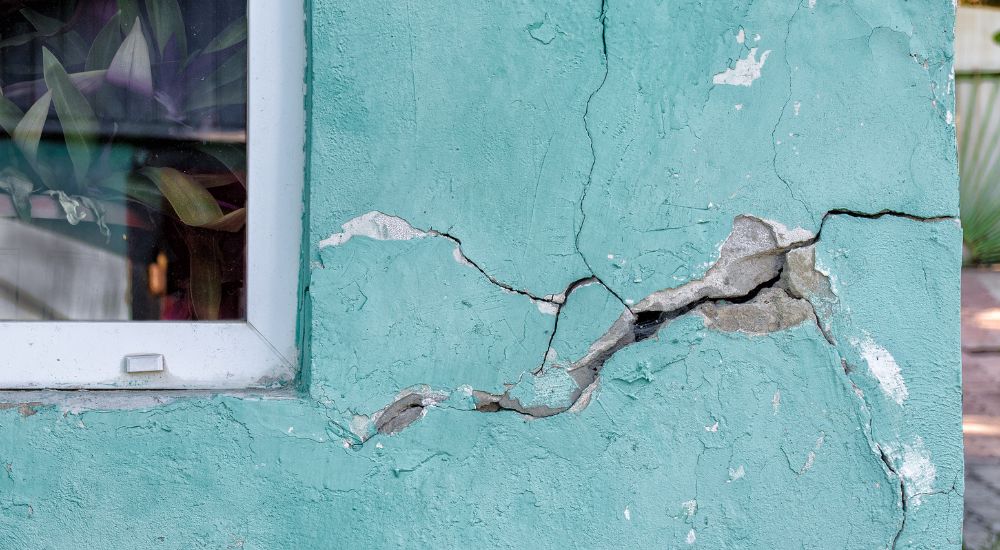 Barsten vochtige muur