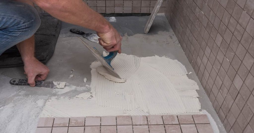 Inloopdouche betegelen in de woning.