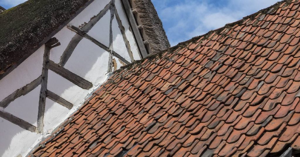 Een dak met rode Boomse pannen.