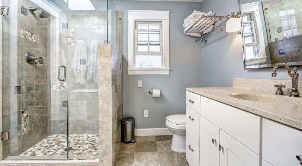 Complete badkamer renovatie met een complete badkamer.