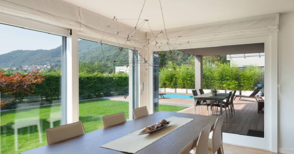 Een serre met mechanische ventilatie waar vochtproblemen zoals condens efficiënt bestreden worden. In de serre staat een tafel met stoelen.