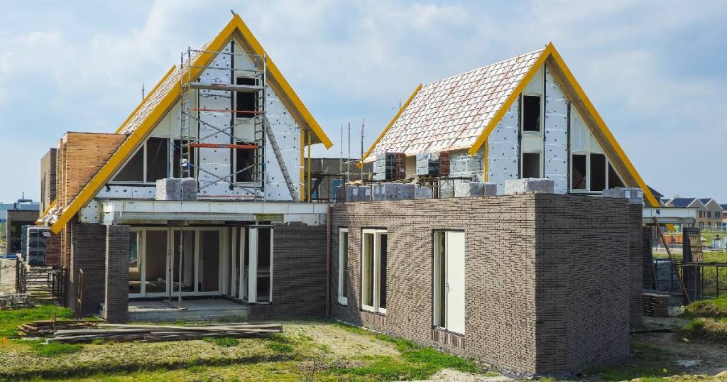 Een blootliggende dakconstructie met isolatie, dakkapellen en dakbedekking.