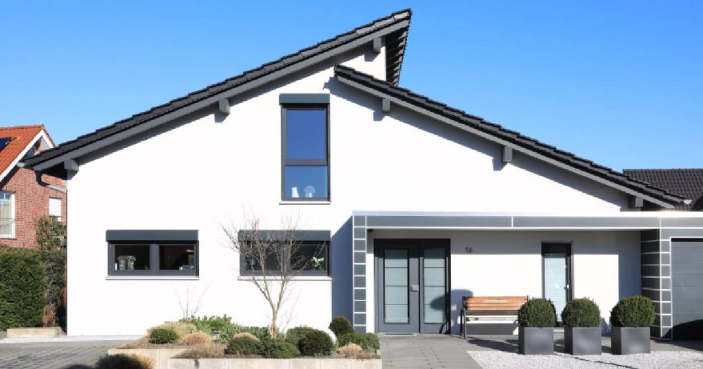 Vooraanzicht van een woning met verspringend lessenaarsdak: een speelse, hellende dakconstructie.