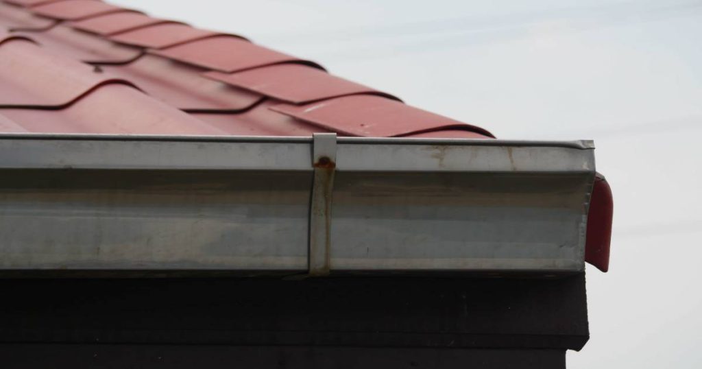 Een dakgoot van aluminium.