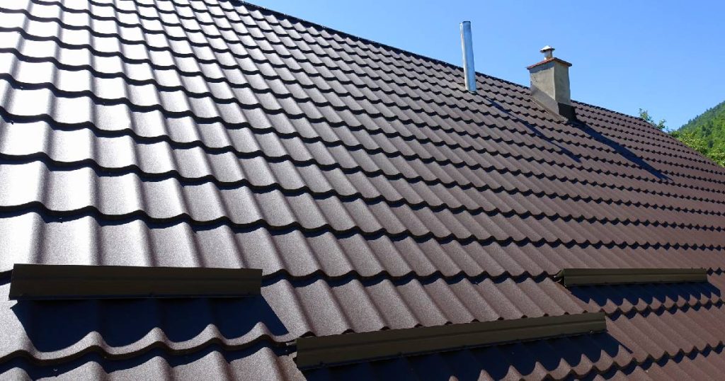 Dakpanplaten met isolatie in staal, met een bruine, half glanzende afwerking.