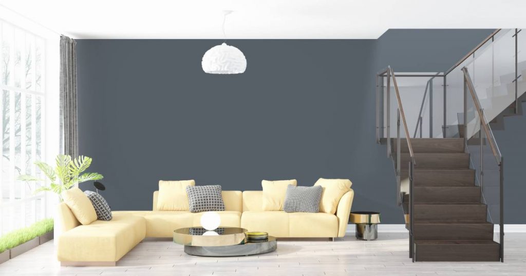 Donkere kleur sierpleister op een binnenmuur