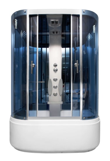 Een losstaande douchecabine die ook functioneert als een bad met blauwe douchewanden en een schuifdeur. 