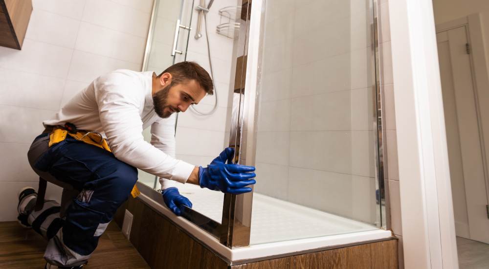 Douchebak installeren door een vakman.