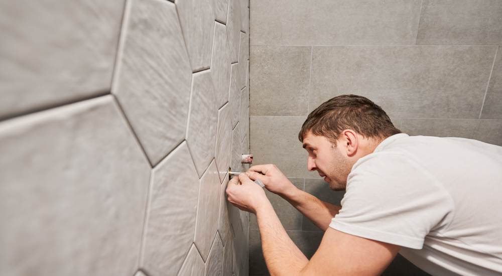 installeren van een douchewand