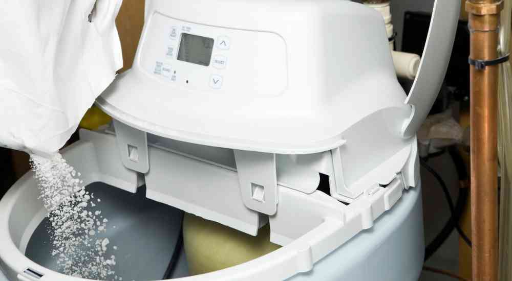 Een droge zoutbak van een witte waterontharder. 