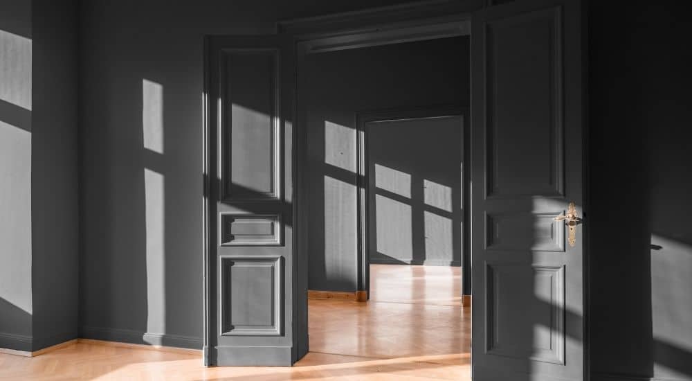 Dubbele deuren binnen.