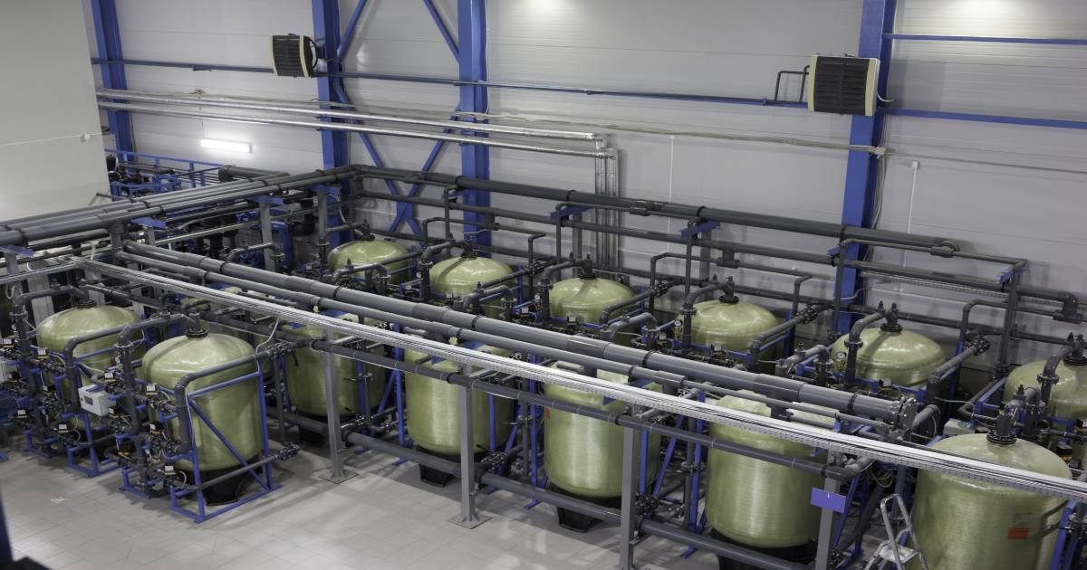 Schuin bovenaanzicht van een grote installatie voor het filteren en ontkalken van water.