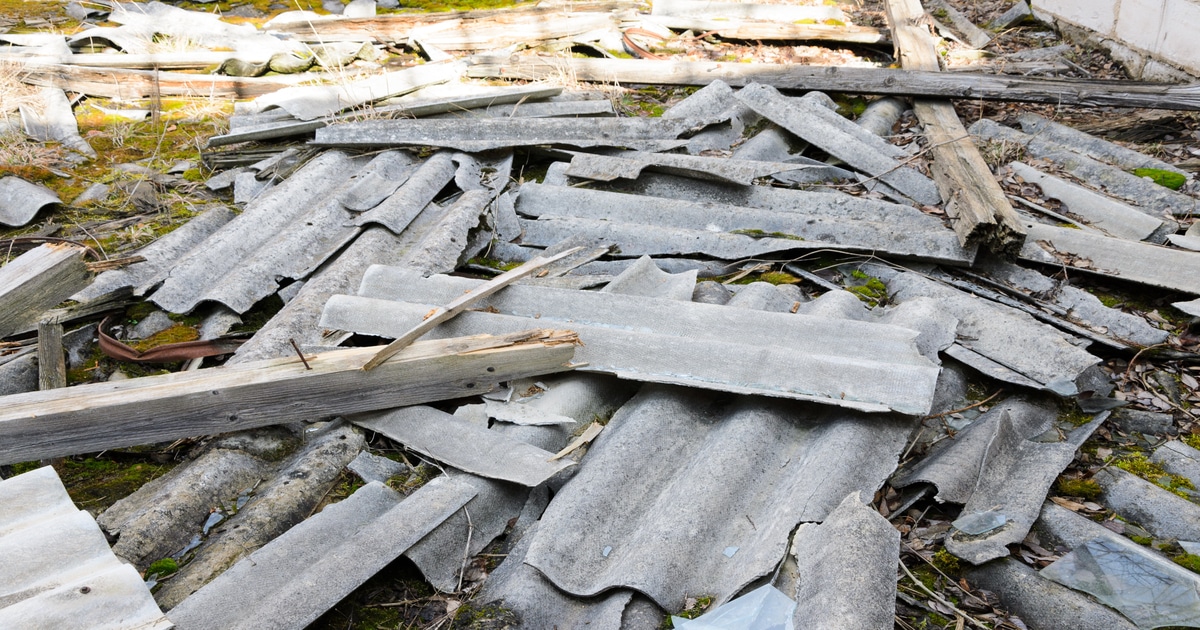 beschadigde asbest golfplaten