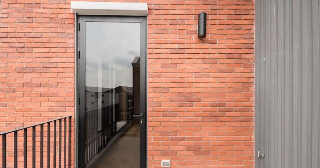 Een glazen voordeur.