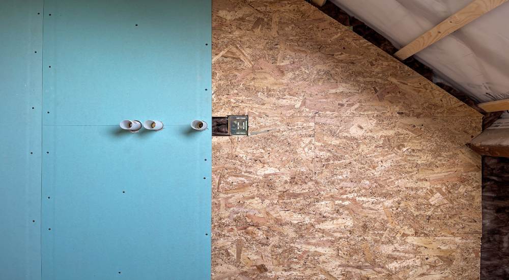 Gyproc plaat voor de wanden van de douche.