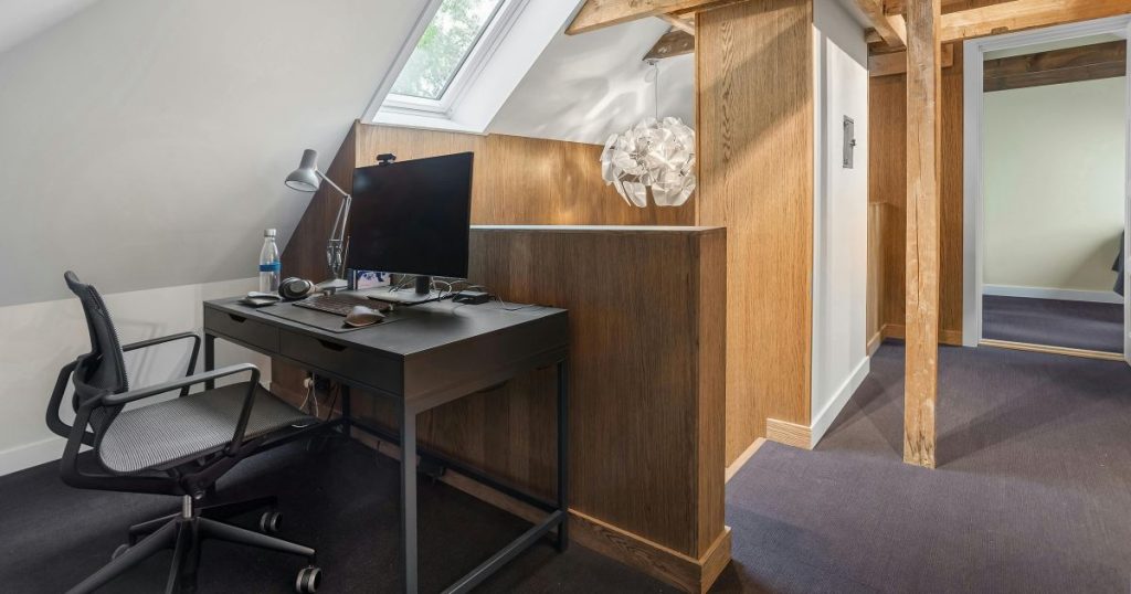 Hoe heeft men deze zolder laten isoleren? Hier koos men voor dak- en vloerisolatie. De zolder is afgewerkt als werkruimte, bureau en hobbyruimte.