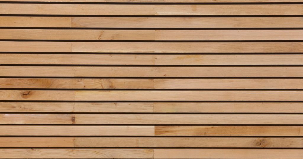 Detailbeeld van een gevel met houten gevelbekleding in horizontale latten.