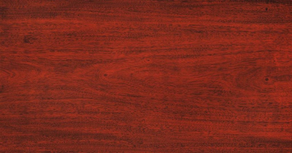 Een houten keukenblad in dieprood kersenhout.