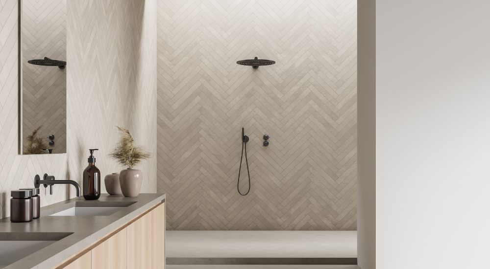 Brede inloopdouche met beige accenten.