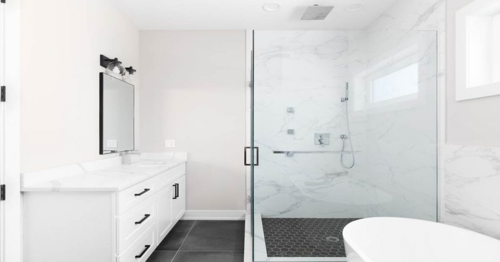 Inloopdouche met hexagon vloertegels.