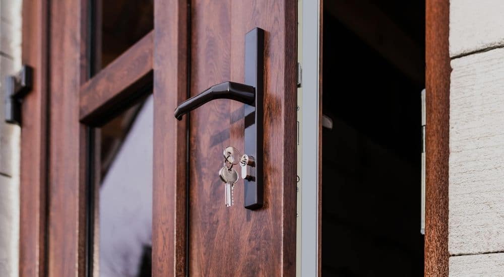 Isolerende binnendeur van hout.