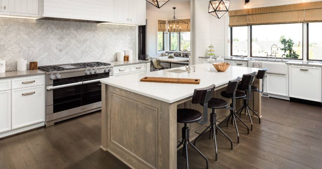 Een rechte keuken met bartafel, alternatief op het keukeneiland met een lagere prijs.