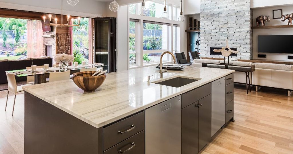 Een keuken met houten vloer en functioneel keukeneiland.