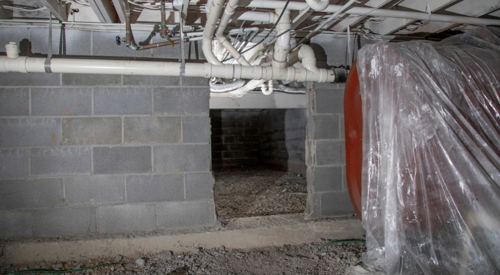 Kruipruimte onder een woning.