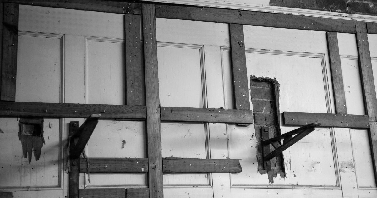 Asbest lambrisering achter voorzetwand