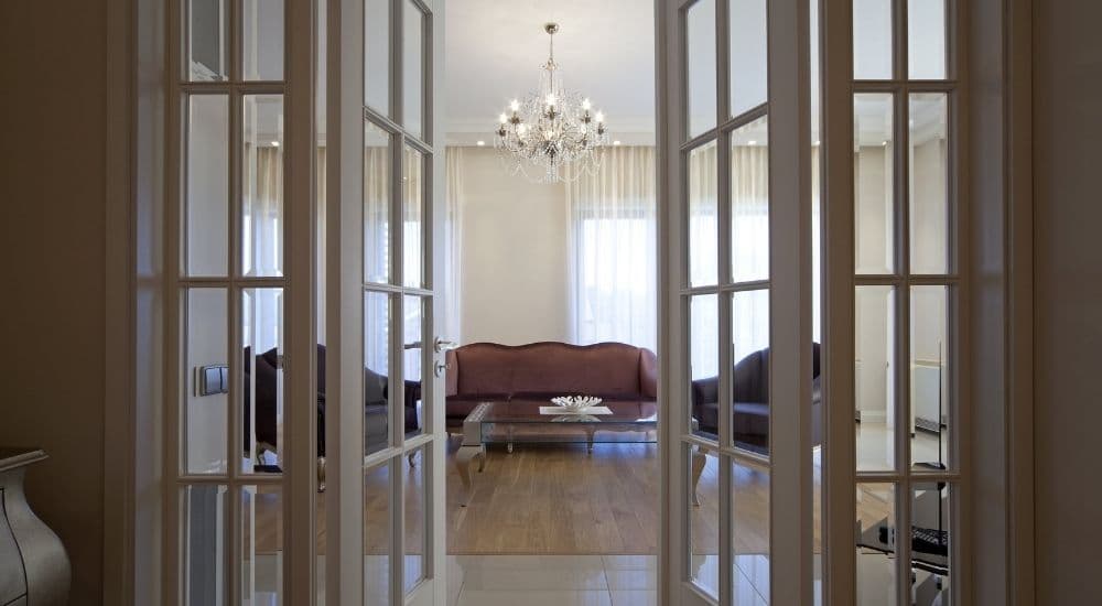 Massieve binnendeuren in mooie woonkamer.