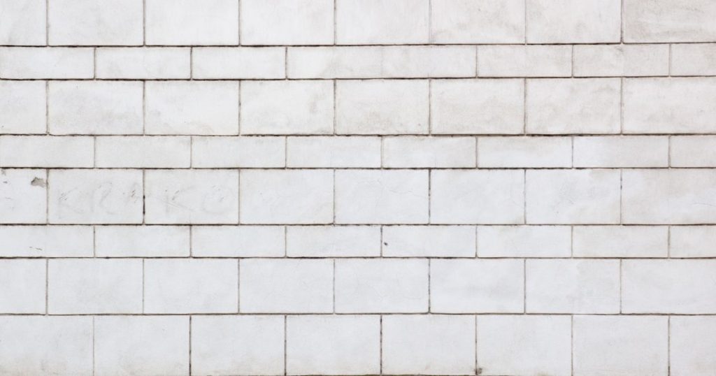 muur met strengpersstenen