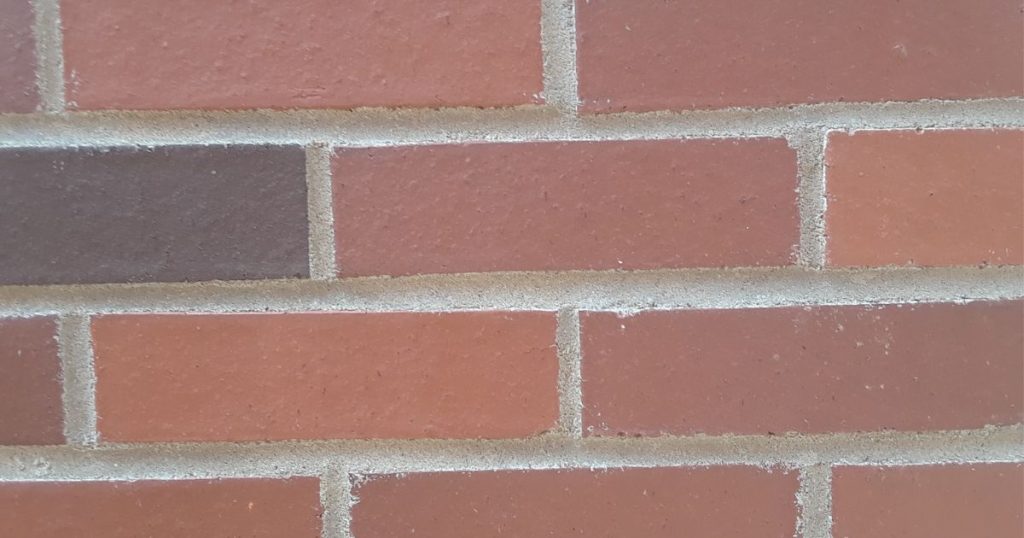 muur met vormbakstenen