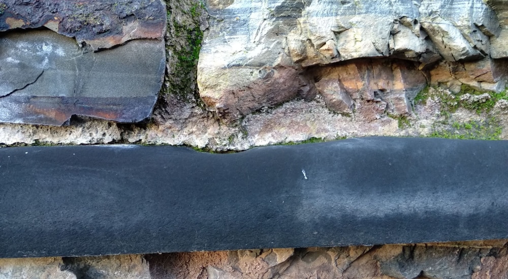 Muur onderkappen opstijgend vocht buiten.