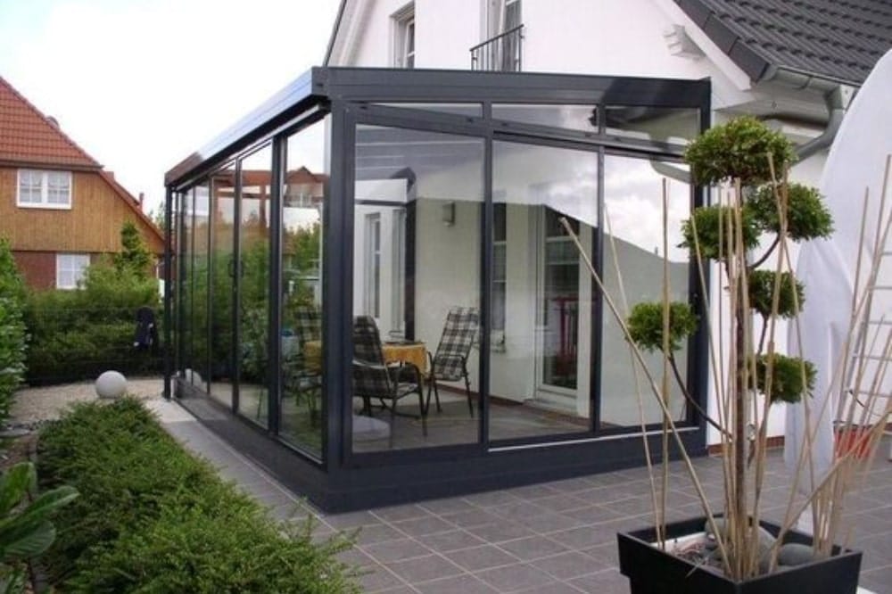 Een aluminium serre na een ingrijpende renovatie.