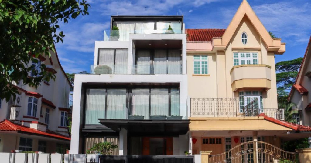 Een modern, zwart met wit huis met een plat dak naast een klassieker, zacht oranje met rood huis met een hellend dak.