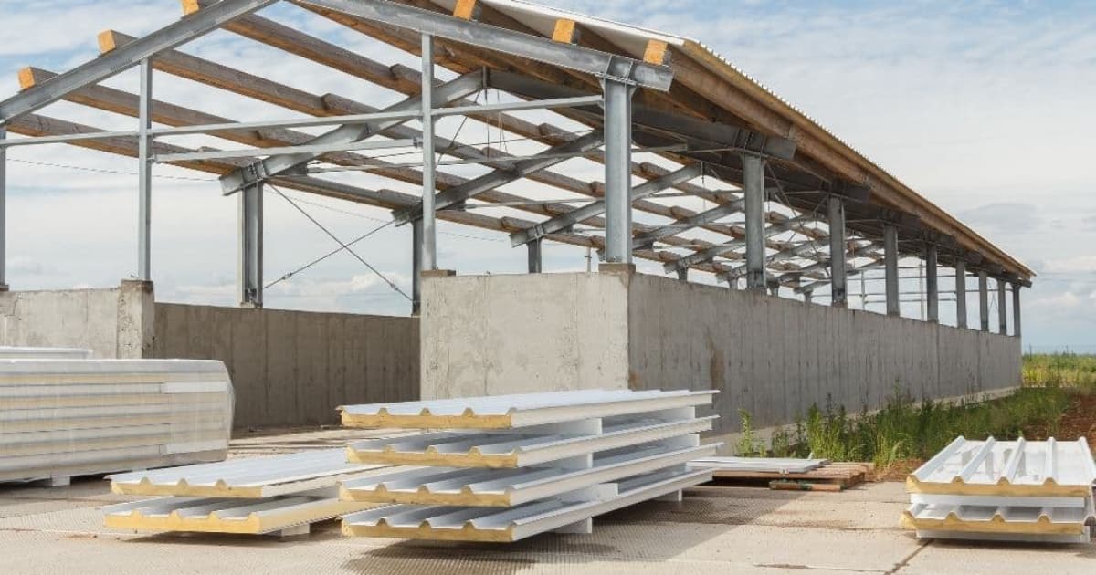 Een gebouw constructie met sandwichpanelen. 