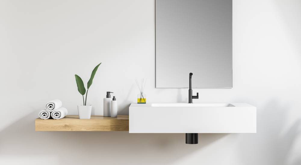 Een vrijhangende en witte wastafel.