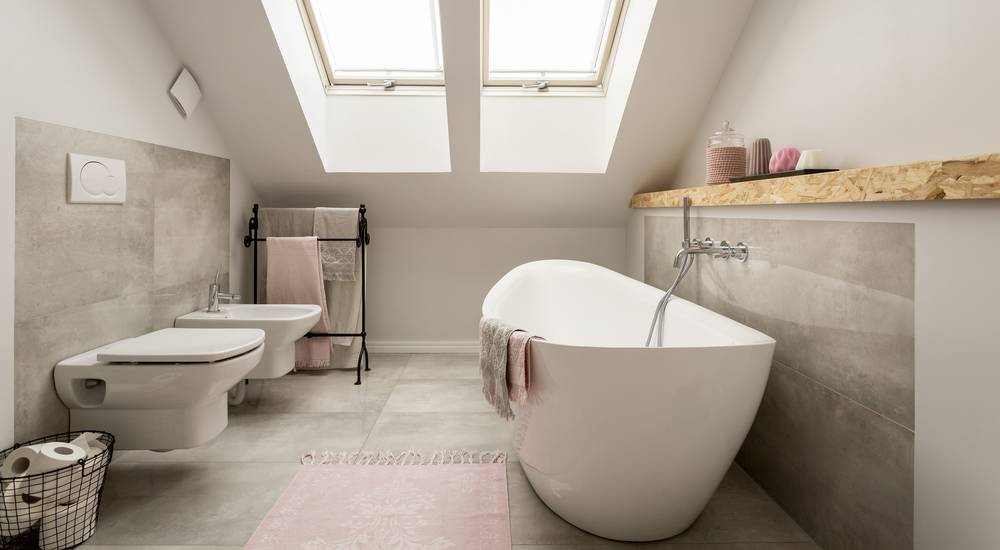 Badkamer zolder onder schuin dak.