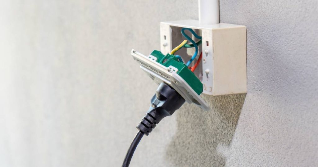 Een stopcontact: de simpelste maar minst veilige oplossing tussen de verschillende soorten laadpalen voor elektrische auto's.