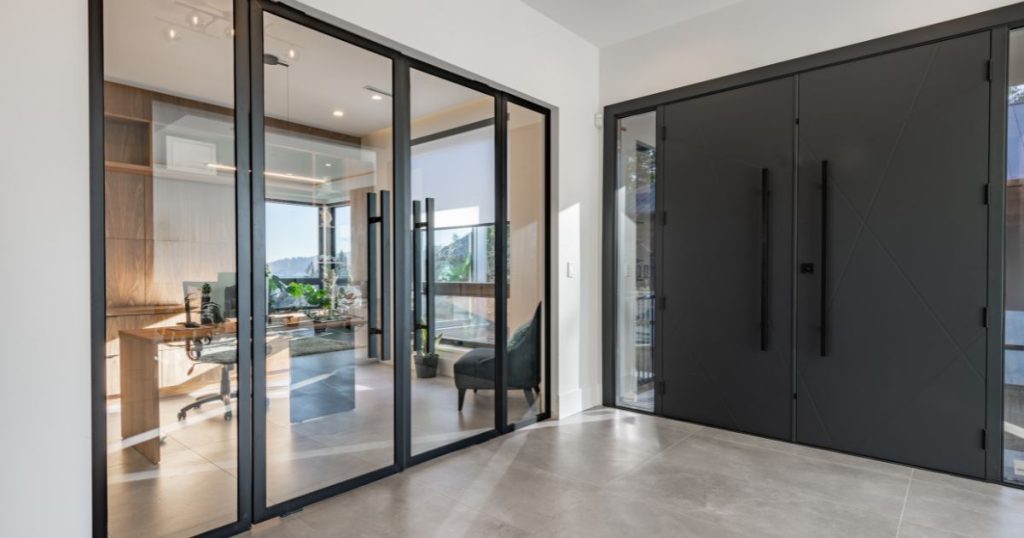 Een volle stalen voordeur en een stalen binnendeur met glaspartijen in één beeld samengebracht.