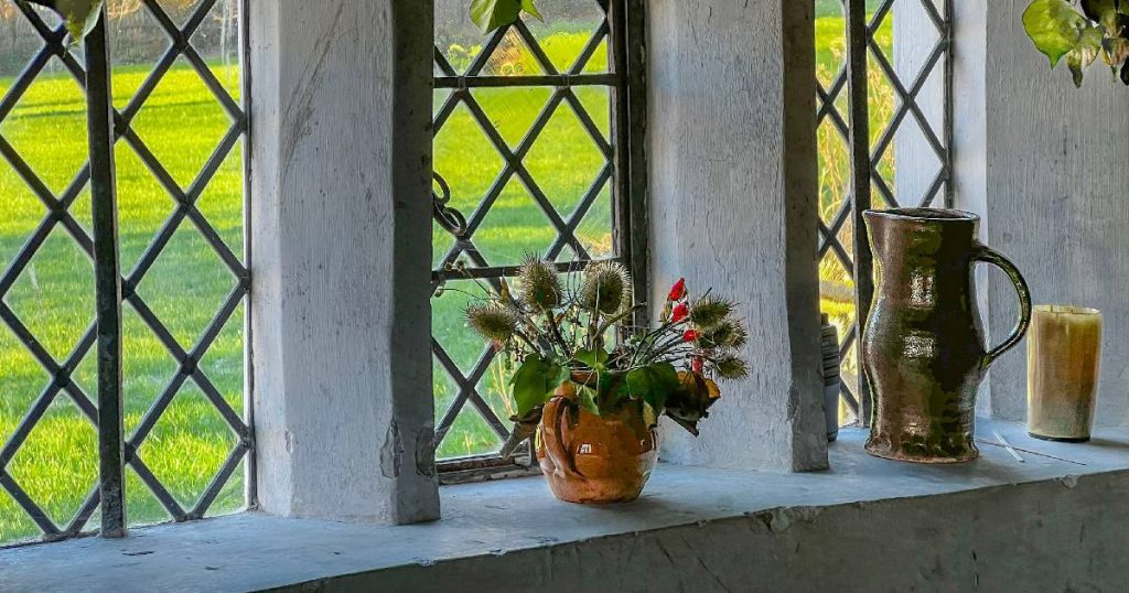 Een serre uit steen en steellook aluminium met kleinhout raamverdelingen in landelijke stijl.