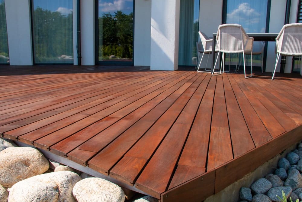 Thermowood Ayous Terras uit houten planken als toepasing van Thermo Ayous
