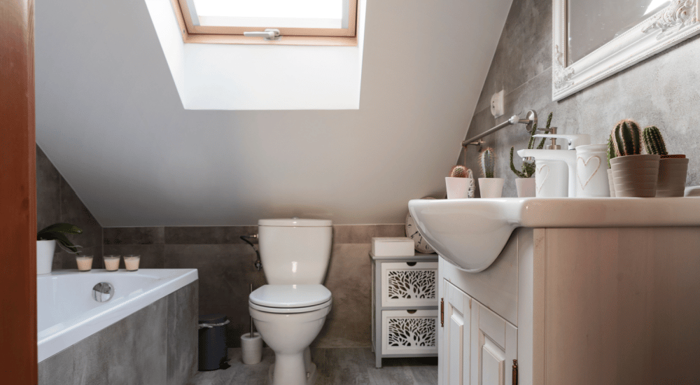 Toilet onder schuin dak.